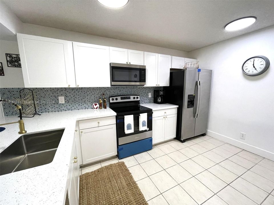 For Sale: $239,000 (2 beds, 2 baths, 990 Square Feet)