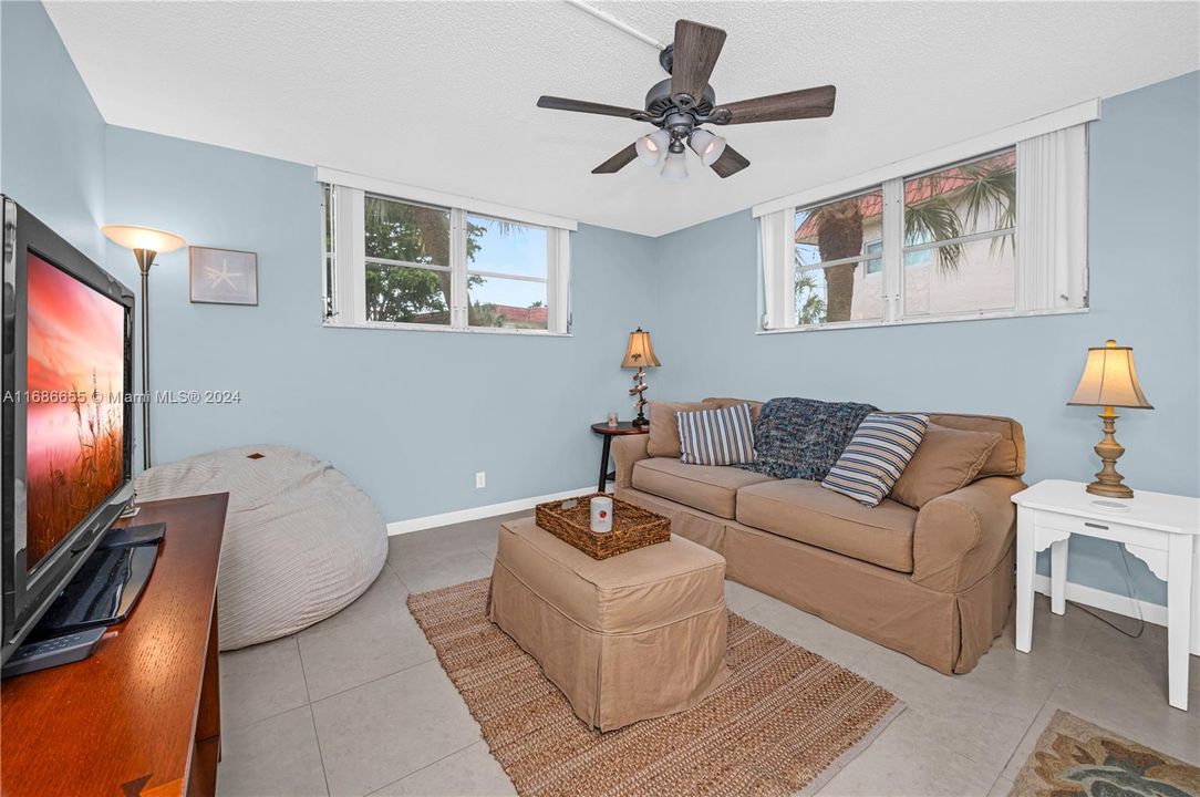 For Sale: $259,999 (2 beds, 2 baths, 1170 Square Feet)