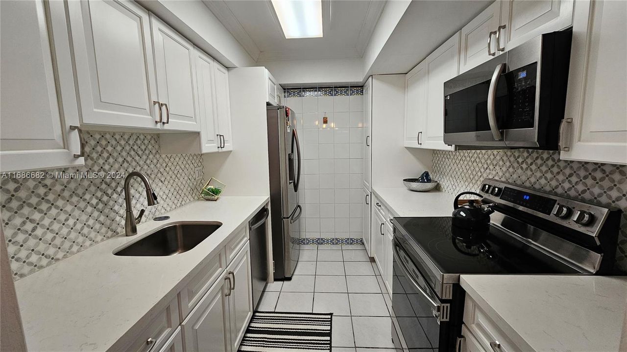 For Sale: $239,900 (2 beds, 2 baths, 940 Square Feet)