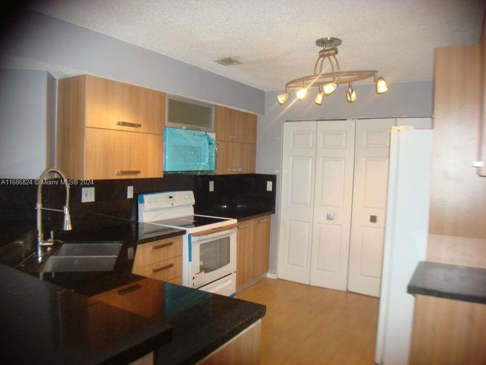 For Rent: $3,250 (3 beds, 2 baths, 1547 Square Feet)