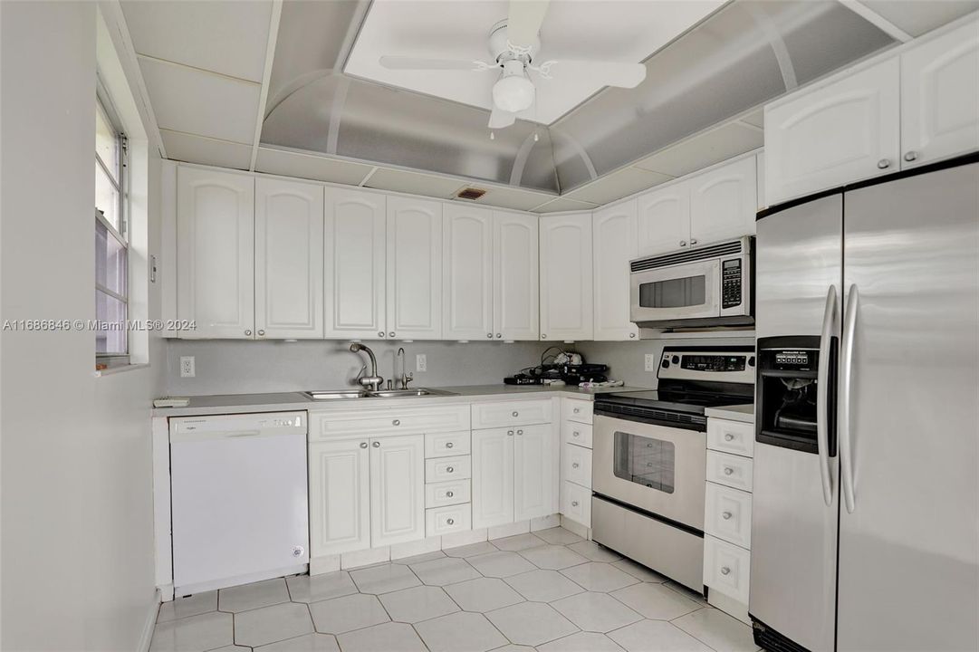 For Sale: $175,810 (2 beds, 2 baths, 1000 Square Feet)