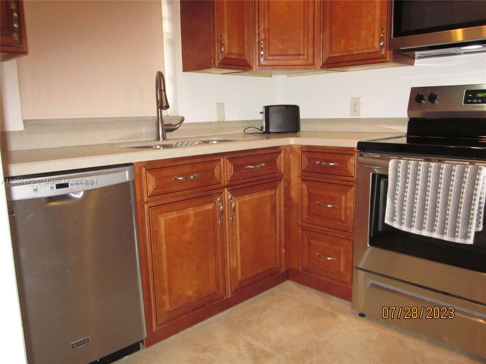 For Rent: $1,900 (1 beds, 1 baths, 654 Square Feet)