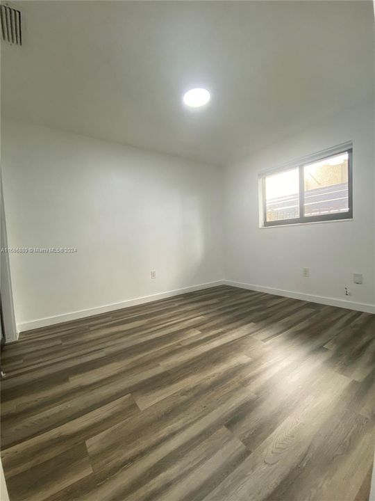 For Rent: $2,950 (2 beds, 1 baths, 1945 Square Feet)