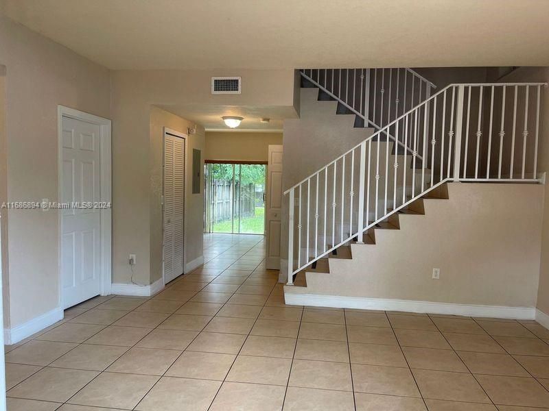 For Rent: $3,100 (3 beds, 2 baths, 3400 Square Feet)