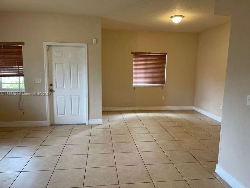 For Rent: $3,100 (3 beds, 2 baths, 3400 Square Feet)