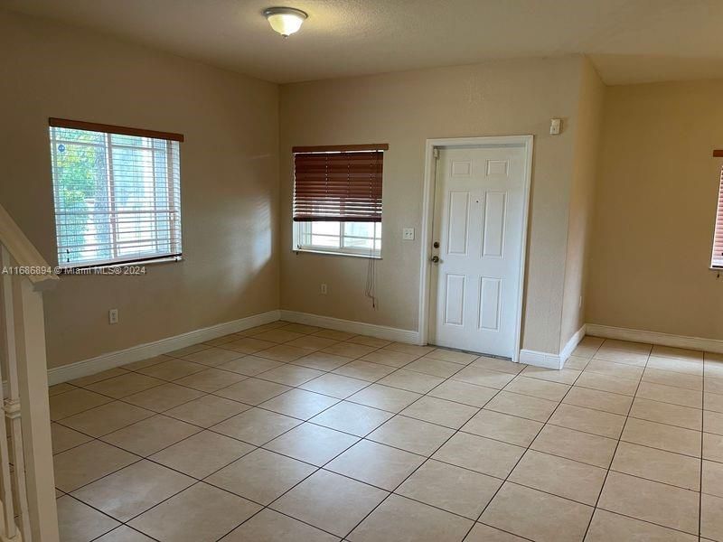 For Rent: $3,100 (3 beds, 2 baths, 3400 Square Feet)