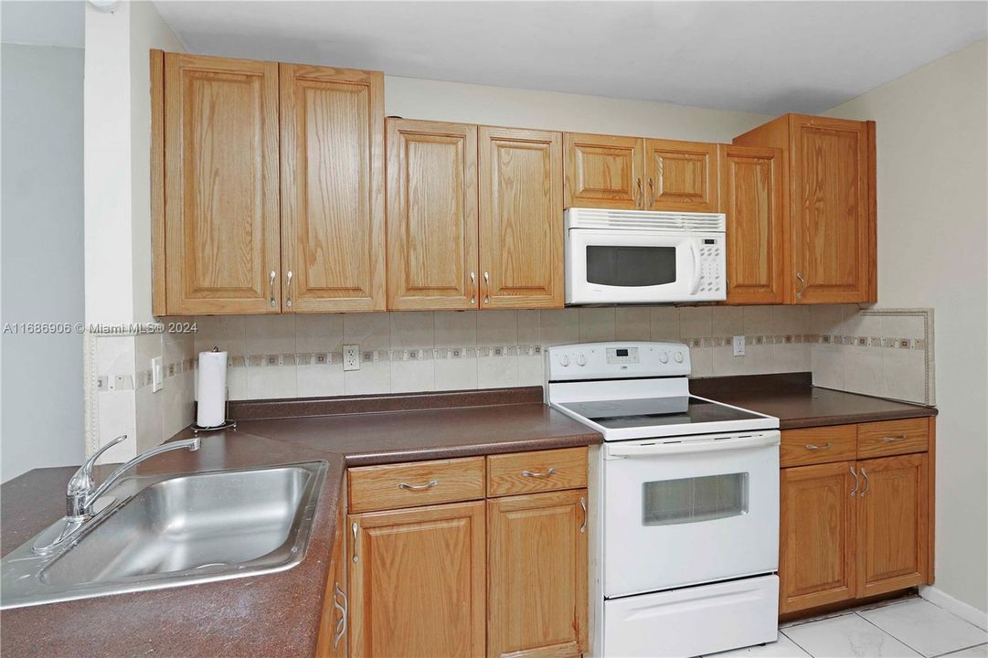 For Rent: $2,200 (2 beds, 2 baths, 750 Square Feet)