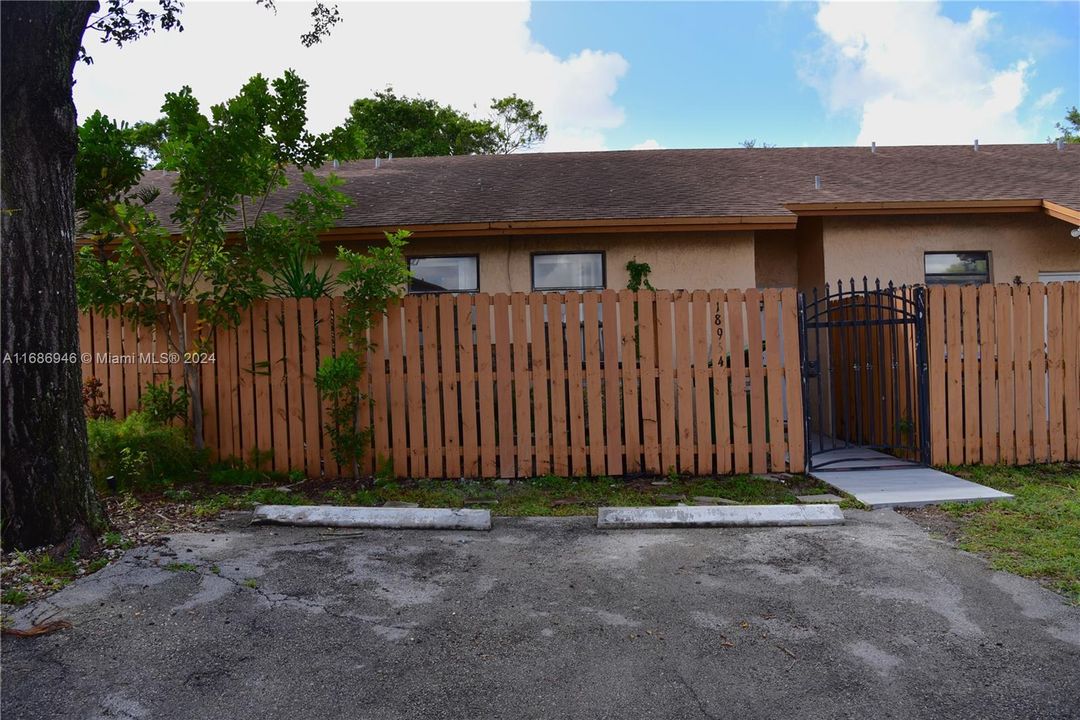 For Rent: $3,000 (3 beds, 2 baths, 1093 Square Feet)