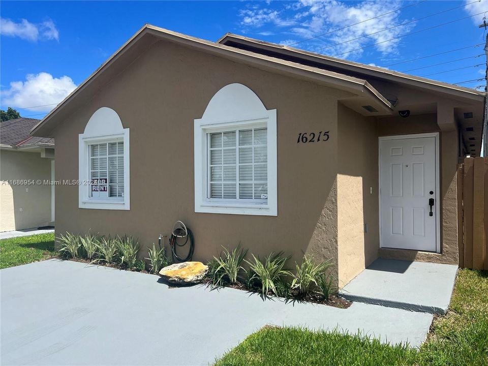 For Rent: $3,300 (3 beds, 2 baths, 1252 Square Feet)