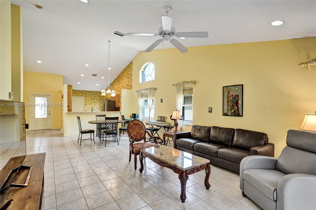 For Sale: $385,000 (2 beds, 2 baths, 1322 Square Feet)