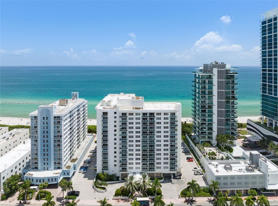 Active With Contract: $3,100 (1 beds, 1 baths, 808 Square Feet)