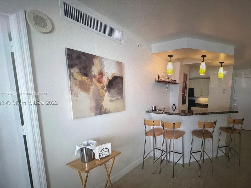 Active With Contract: $3,100 (1 beds, 1 baths, 808 Square Feet)