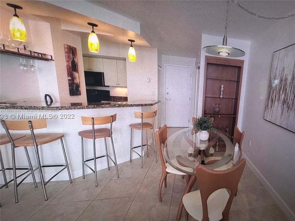 Active With Contract: $3,100 (1 beds, 1 baths, 808 Square Feet)