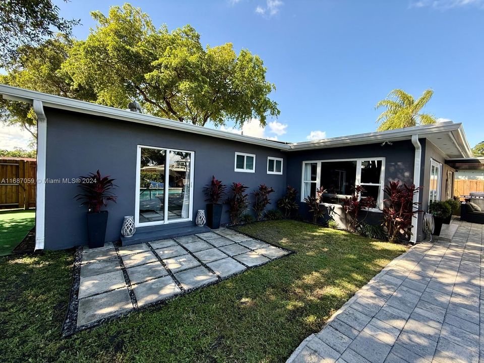 For Sale: $795,000 (3 beds, 2 baths, 1420 Square Feet)