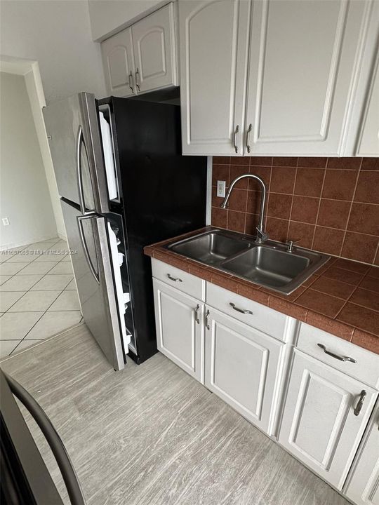 For Rent: $1,800 (1 beds, 1 baths, 663 Square Feet)