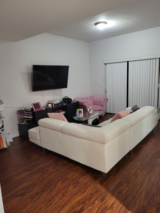 For Rent: $2,700 (3 beds, 2 baths, 1207 Square Feet)