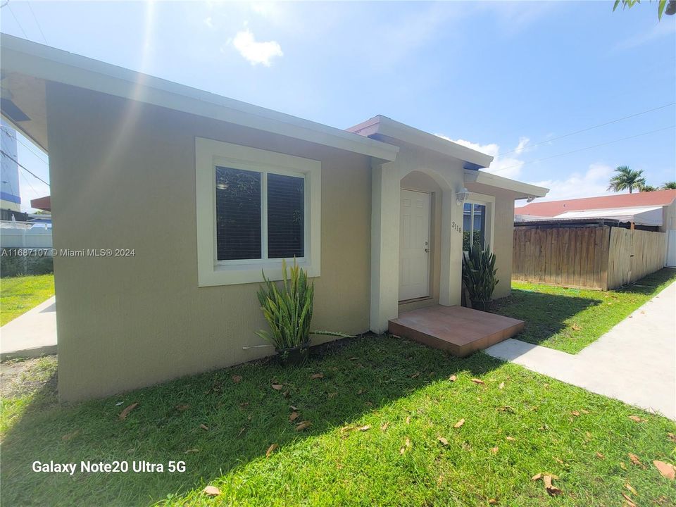 Active With Contract: $2,500 (2 beds, 1 baths, 784 Square Feet)