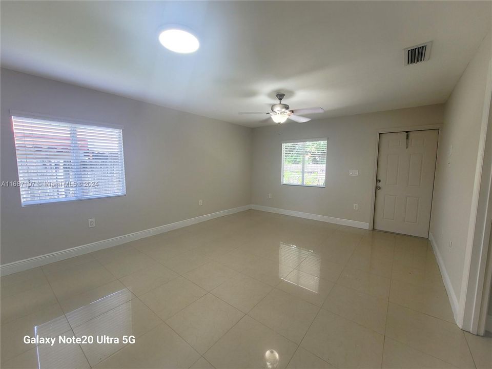 Active With Contract: $2,500 (2 beds, 1 baths, 784 Square Feet)