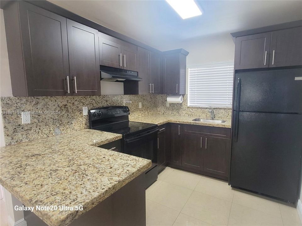 Active With Contract: $2,500 (2 beds, 1 baths, 784 Square Feet)