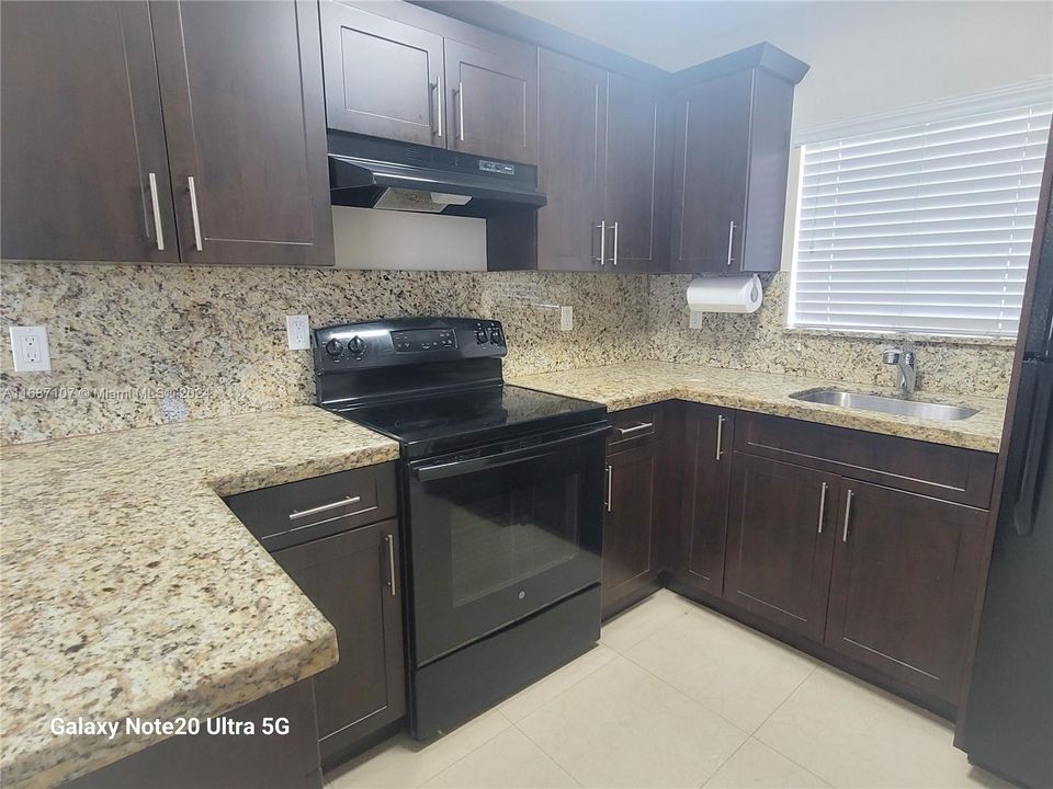 Active With Contract: $2,500 (2 beds, 1 baths, 784 Square Feet)