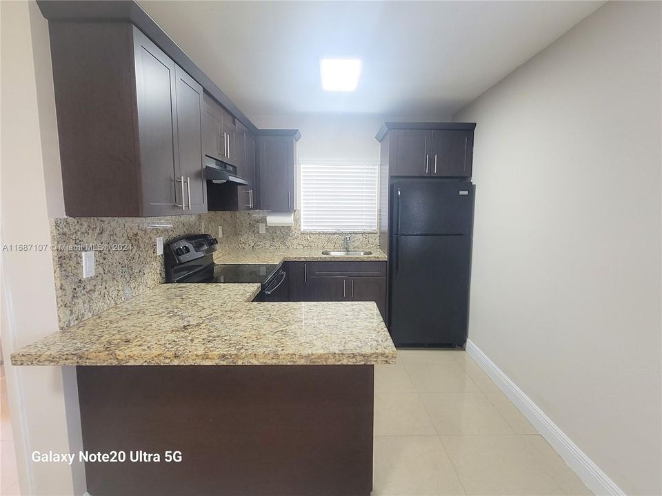 Active With Contract: $2,500 (2 beds, 1 baths, 784 Square Feet)