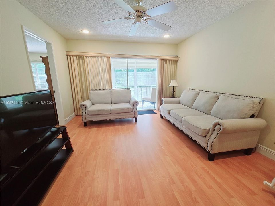 For Sale: $169,900 (2 beds, 2 baths, 962 Square Feet)