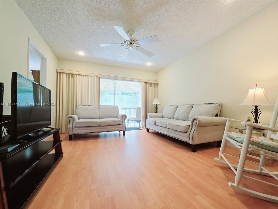 For Sale: $169,900 (2 beds, 2 baths, 962 Square Feet)