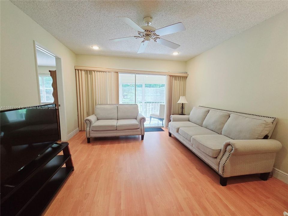 For Sale: $169,900 (2 beds, 2 baths, 962 Square Feet)