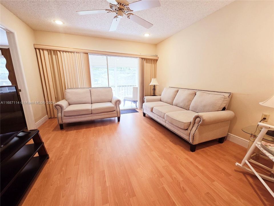 For Sale: $169,900 (2 beds, 2 baths, 962 Square Feet)