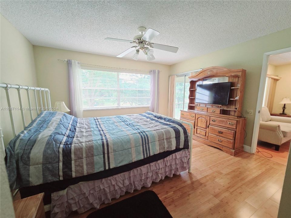 For Sale: $169,900 (2 beds, 2 baths, 962 Square Feet)