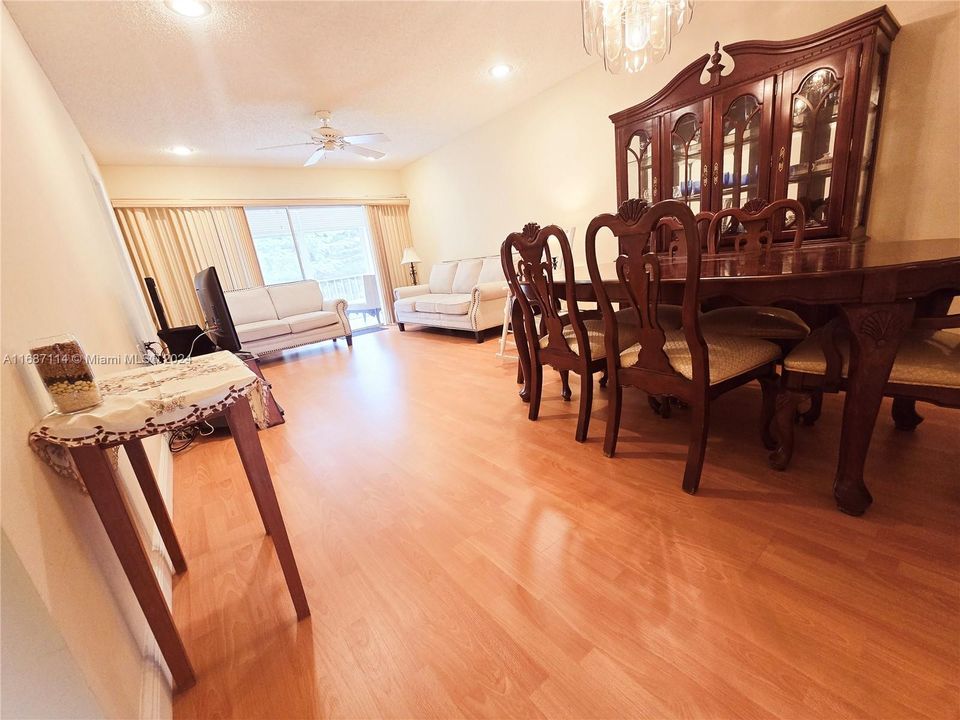 For Sale: $169,900 (2 beds, 2 baths, 962 Square Feet)