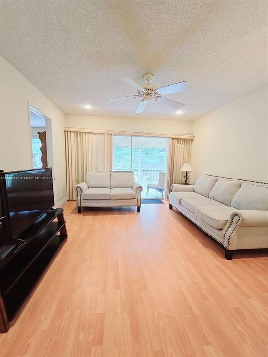 For Sale: $169,900 (2 beds, 2 baths, 962 Square Feet)