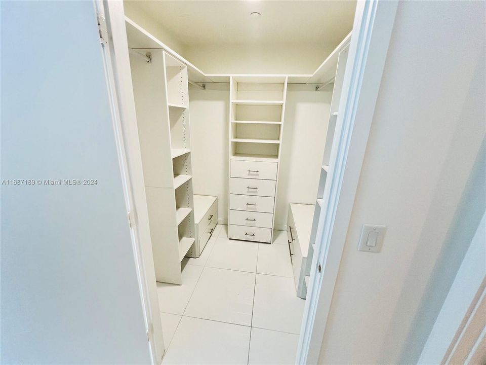 Walking Closet