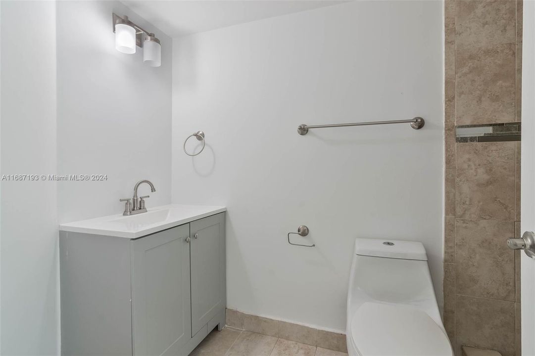 Active With Contract: $289,000 (2 beds, 2 baths, 842 Square Feet)