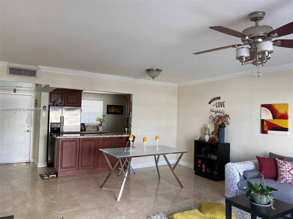 For Rent: $1,900 (1 beds, 1 baths, 826 Square Feet)