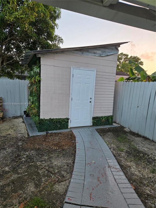 For Sale: $595,000 (4 beds, 2 baths, 1893 Square Feet)