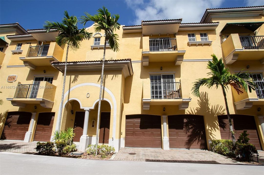 En Venta: $486,999 (3 camas, 3 baños, 1455 Pies cuadrados)