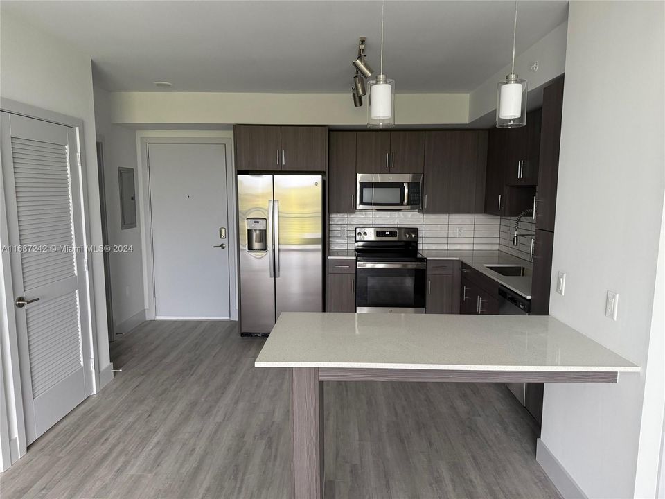 For Rent: $1,949 (1 beds, 1 baths, 765 Square Feet)