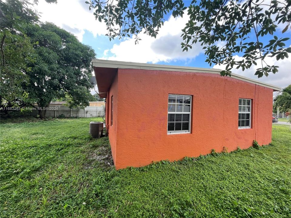 For Rent: $2,900 (3 beds, 1 baths, 864 Square Feet)