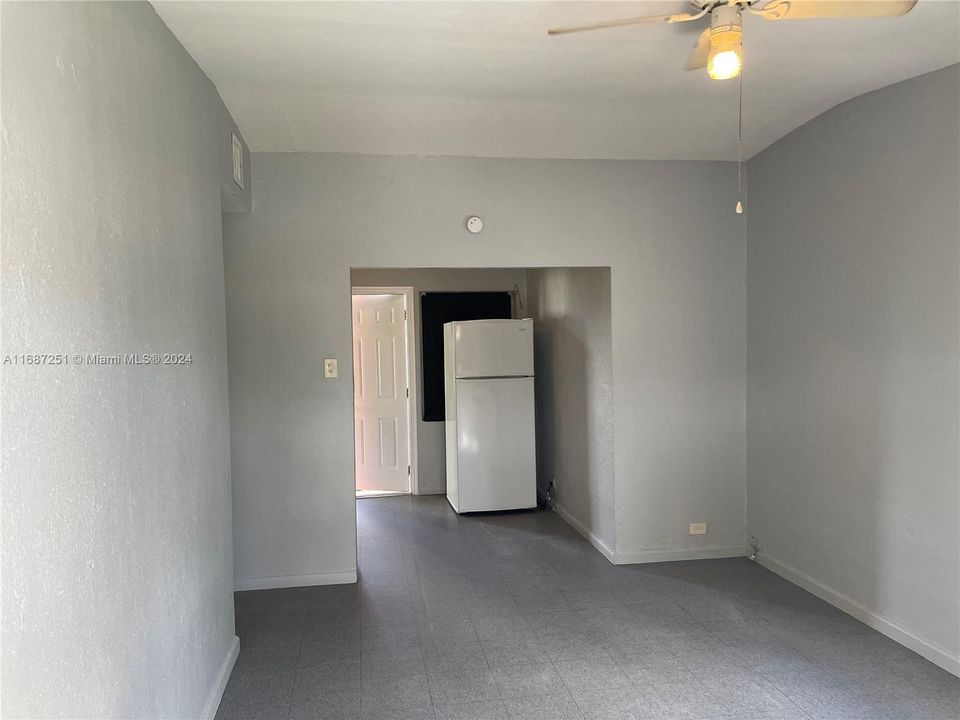 For Rent: $2,900 (3 beds, 1 baths, 864 Square Feet)