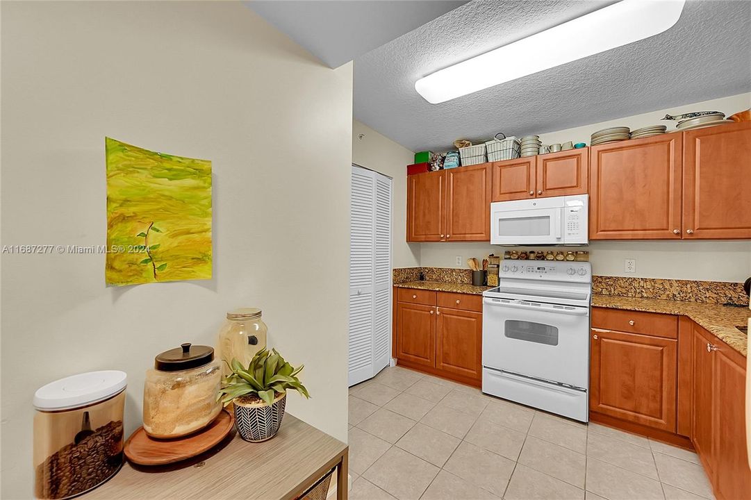 For Sale: $315,000 (2 beds, 2 baths, 1138 Square Feet)