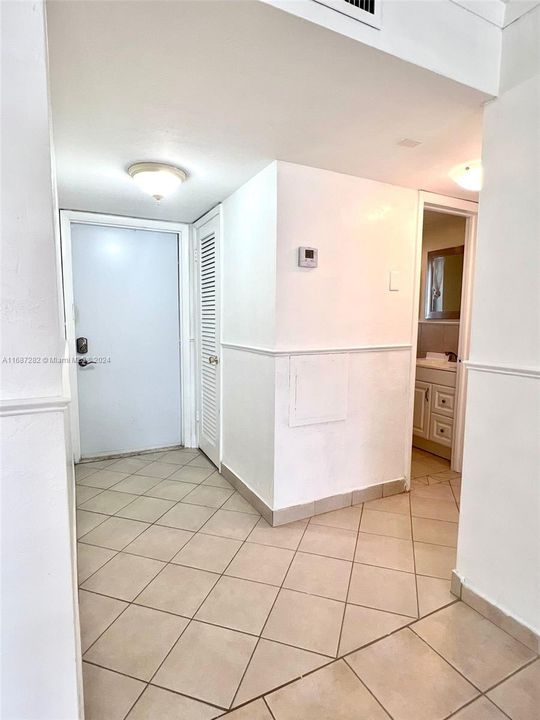 For Rent: $1,800 (1 beds, 1 baths, 806 Square Feet)