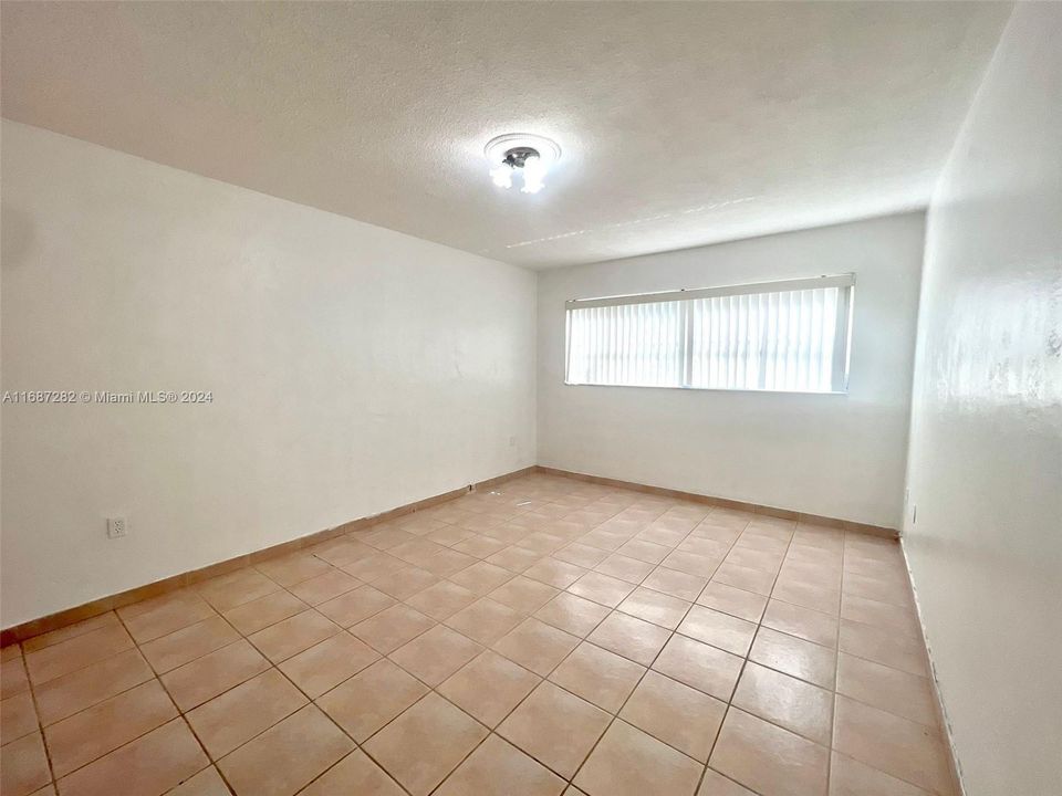 For Rent: $1,800 (1 beds, 1 baths, 806 Square Feet)