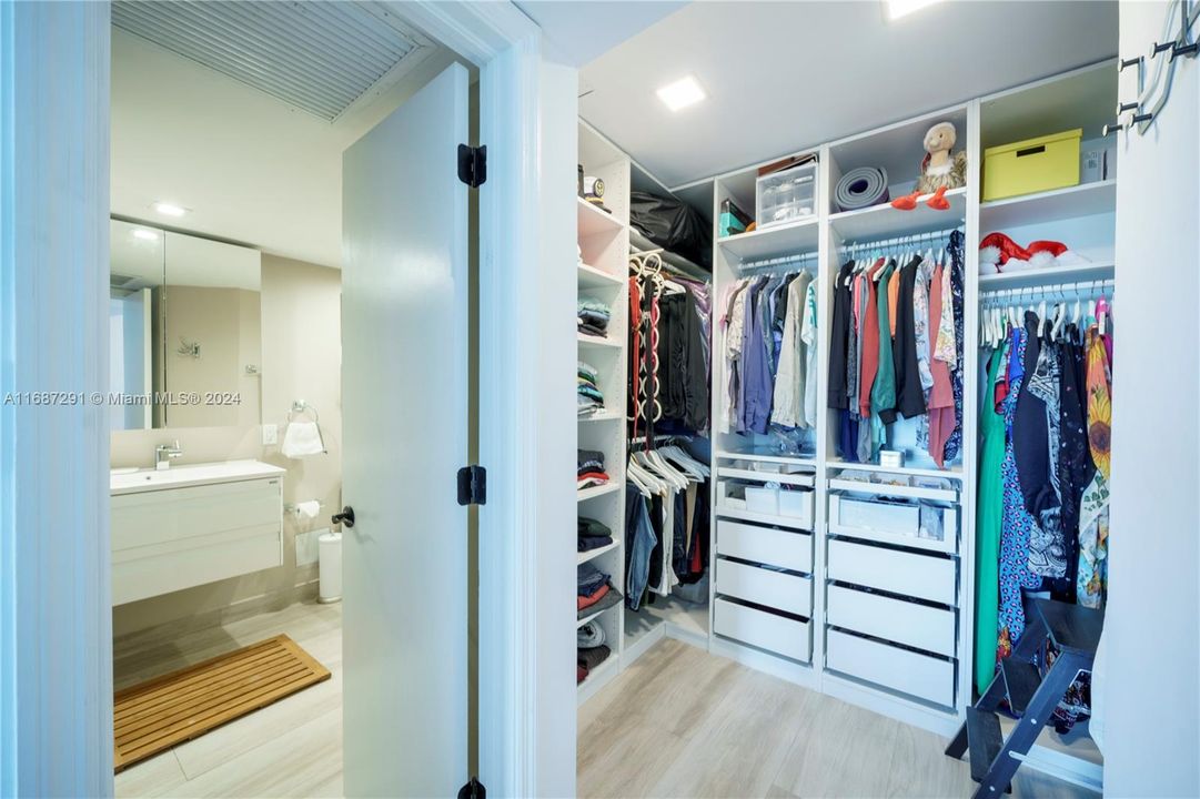 Walking Closet