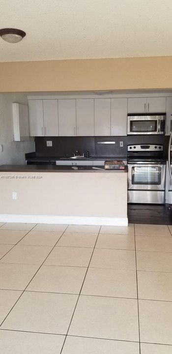 For Rent: $2,200 (2 beds, 2 baths, 1070 Square Feet)