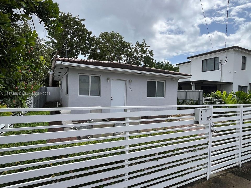 Recently Rented: $2,550 (2 beds, 1 baths, 792 Square Feet)