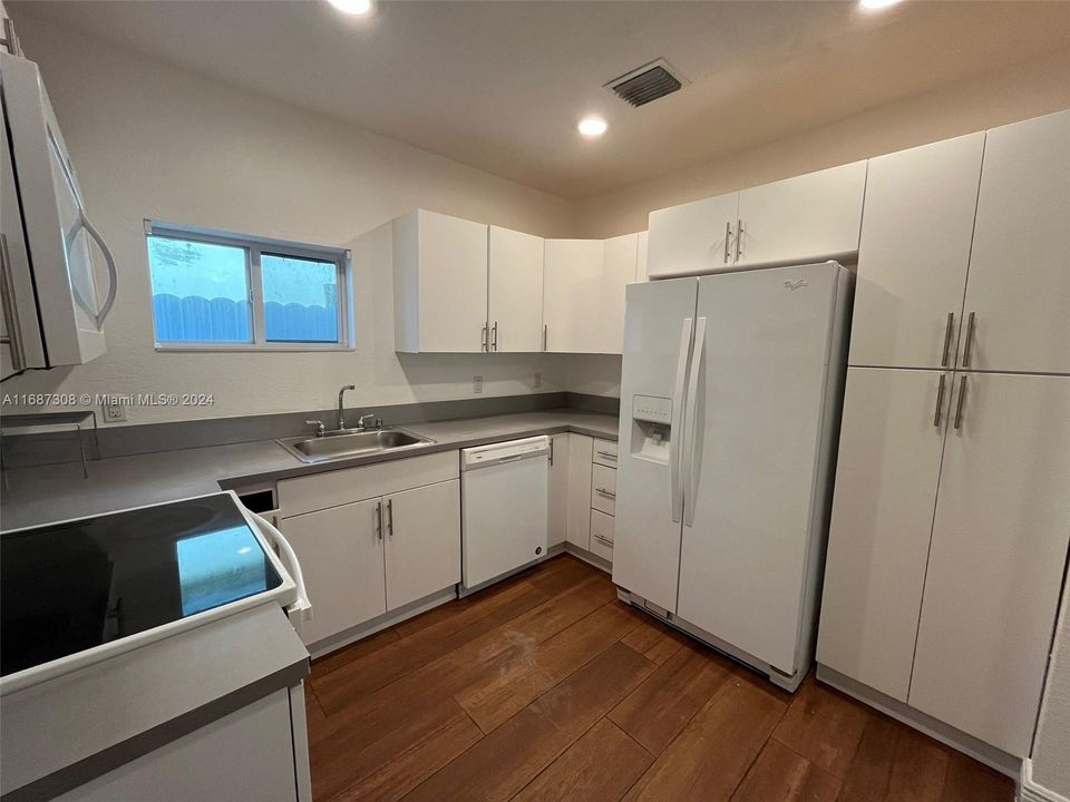 Recently Rented: $2,550 (2 beds, 1 baths, 792 Square Feet)