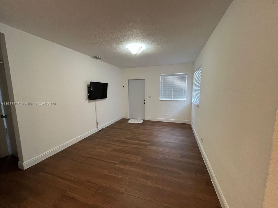 Recently Rented: $2,550 (2 beds, 1 baths, 792 Square Feet)