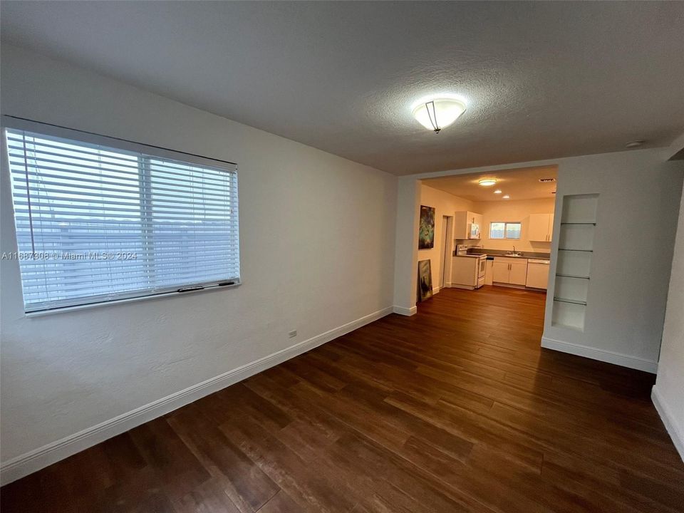 Recently Rented: $2,550 (2 beds, 1 baths, 792 Square Feet)