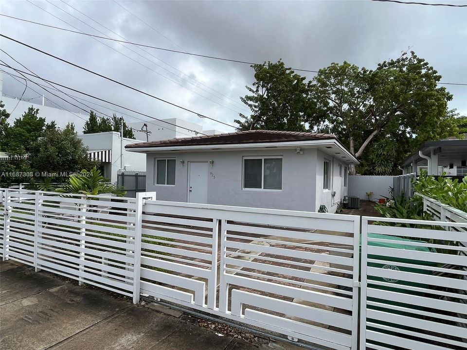 Recently Rented: $2,550 (2 beds, 1 baths, 792 Square Feet)